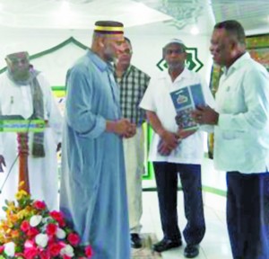 Prime Minister Samuel Hinds hands over the NIAC Award to a representative of the IMO