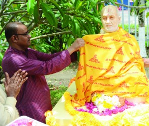  Former President Bharrat Jagdeo unveiling the monument of the late Shri Prakash Gossai