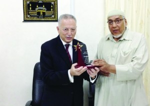 President of the Central Islamic Organisation of Guyana (CIOG), Haji Fazeel Ferouz presents an award to the visiting General Secretary of the Organisation of Islamic Cooperation (OIC), Dr Ekmeleddin Ihsanoglu at a dinner hosted in his honour at the CIOG headquarters on Tuesday. Also present were former President Bharrat Jagdeo, Ministers Irfaan Ali and Dr Frank Anthony, Member of Parliament Manzoor Nadir, and senior CIOG and OIC officials