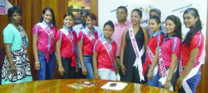 Organisers of Wakenaam Nite pose with delegates and the reigning queen