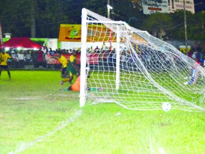 Part of the action between Santos and GDF (Photos: Carl Croker)