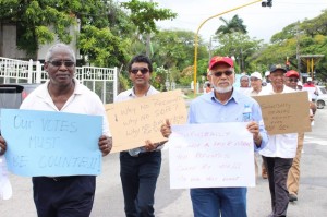 Recount our votes! Former president Donald Ramotar and other PPP/C members and supporters protesting in front of GECOM's head office on Thursday.