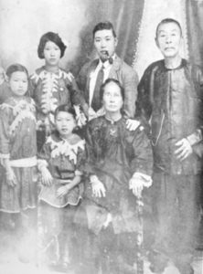 A Chinese immigrant family (no date). The Chinese immigrants are said to have originated mainly from areas such as Hong Kong, Canton, Amoy and Whampoa 