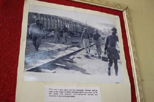 Photography showing workers on their way to the mining areas. According to the museum, up to the 1960s carriages (in the background) took them to work